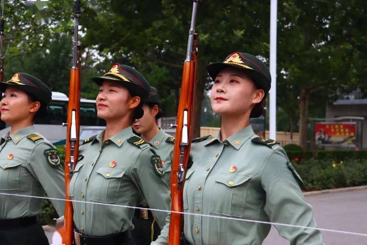 三军仪仗队的女兵来界首啦!负责.