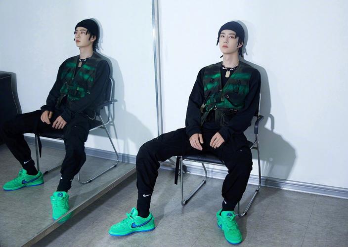 就是街舞王一博同款喷绘墨绿色马甲男女背心