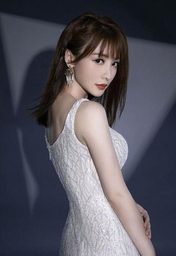 柳岩,1980年出生在衡阳的湖南女演员,毕业于湖南师范大学.