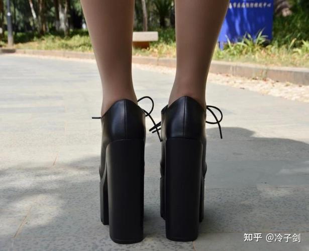 男生可以在大学里穿1016厘米的无防水台高跟鞋和110厘米的半身长裙吗