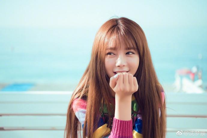 沈梦辰穿热裤秀白直美腿 笑容甜美变元气少女