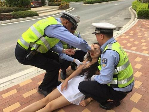 惠州巽寮景区一女生晕倒 惠东警察协力救助送医院