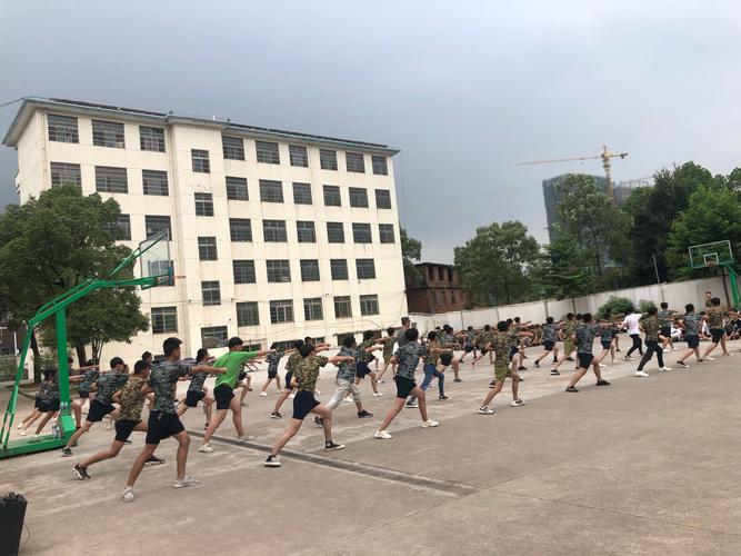 上饶县私立求实中学举行2019级高一军训会操比赛