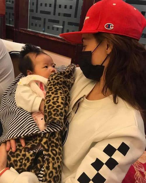 张柏芝第三胎父亲始终是个谜猜测是谢霆锋他回应三胎与他无关