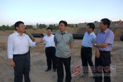 河曲县领导李旭清,贺贵平,丁二明,高建文到长城大街建设工地现场办公.