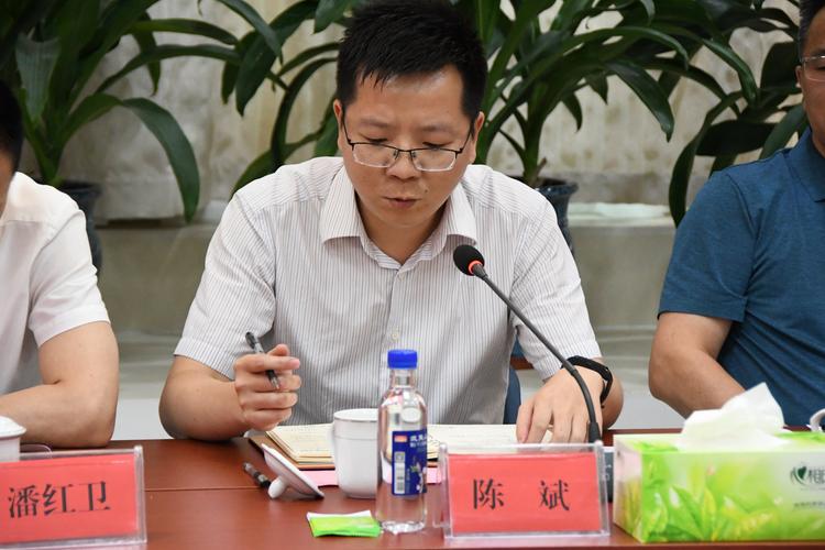 陈斌副区长介绍了鼓楼区服务企业相关政策.