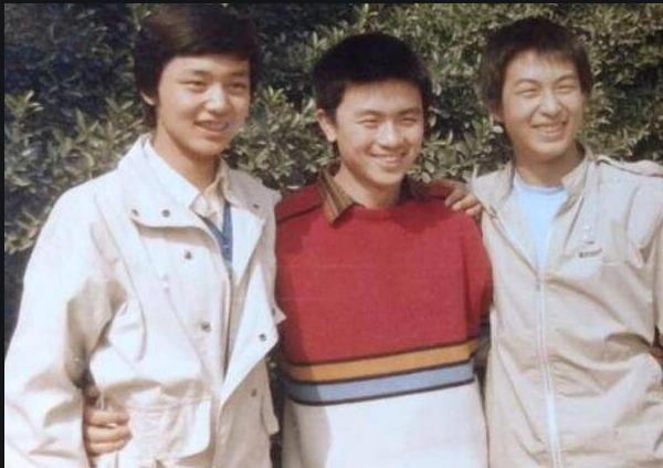回到1987年,刘奕君的父亲托了很多关系,终于带着他去见著名演员曲国强
