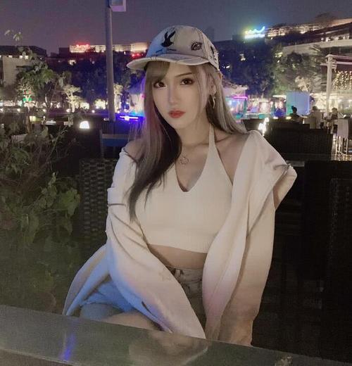 腐团儿晒最新逛街照,腿长至少1米2,但42码的大脚更惹眼
