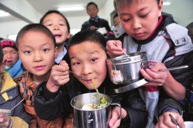 11月27日,湖北省秭归县郭家坝镇杨家龙小学学生在学校餐厅吃营养餐.