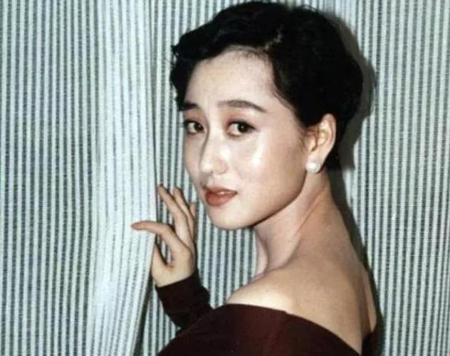 李连杰先是"失心疯",再为她抛弃原配,利智到底有何