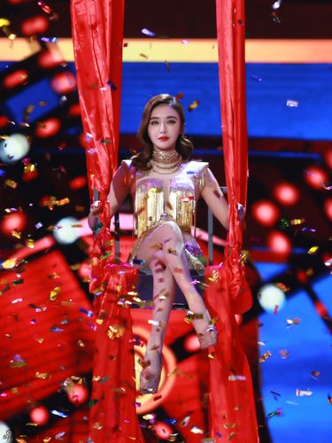 秦岚复古流苏红唇惊艳_高清图集