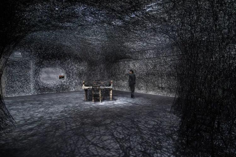 盐田千春迄今最大规模个展登陆魔都展厅缠绕了数百公里长的毛线