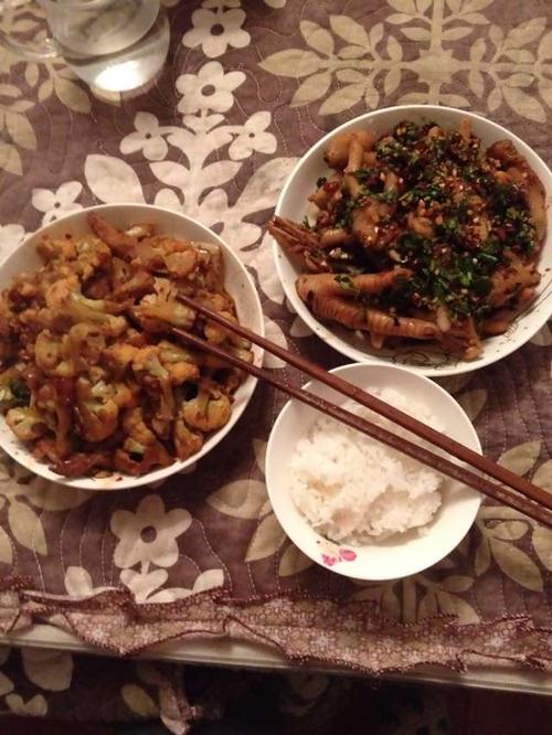 一个人的晚餐!凉拌鸡爪!肉丝炒花菜!