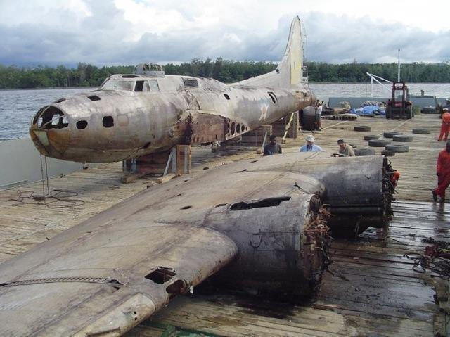 美军b17轰炸机被击中121处沼泽地里待了30年状态却好得惊人