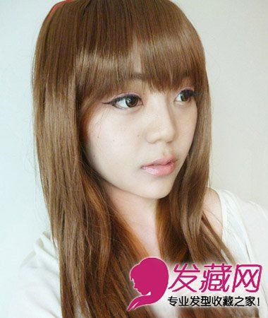 金棕色的染发颜色搭配这样的齐刘海长发超显嫩,甜美清新的长发
