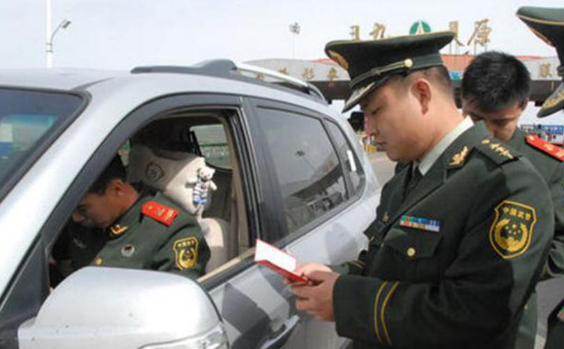 红色驾照是哪些人用的?交警看到不敢吭声,网友:这东西