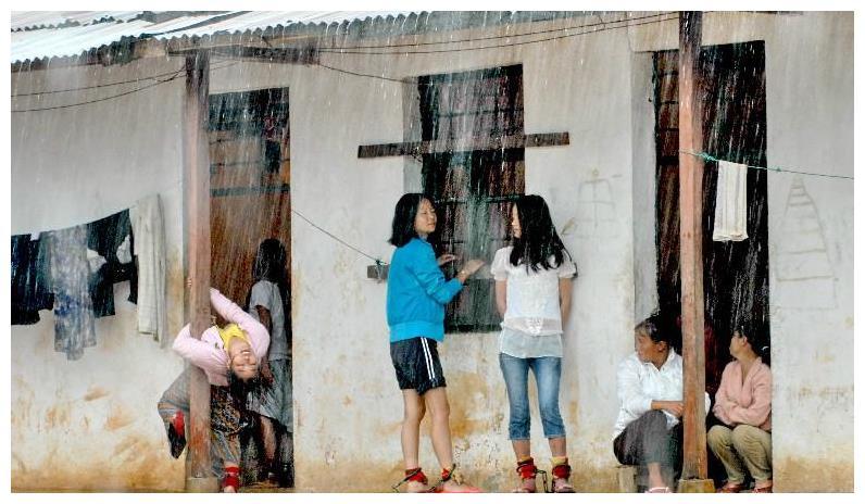 女犯人戴着脚镣,是怎么更换衣服的?看完瞬间明白了