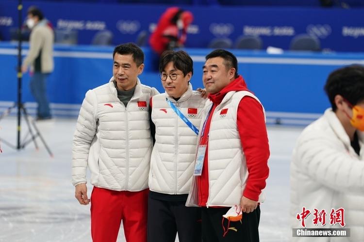 中国短道速滑队在首都体育馆合影