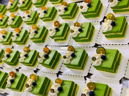 正方形切块蛋糕装饰._蛋糕_正方形蛋糕_美食_美食展示