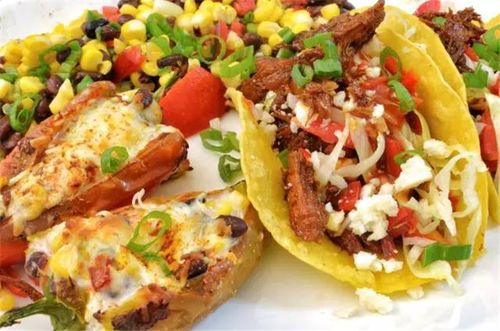 用龙舌兰叶酿制成的龙舌兰酒是墨西哥一大特产.