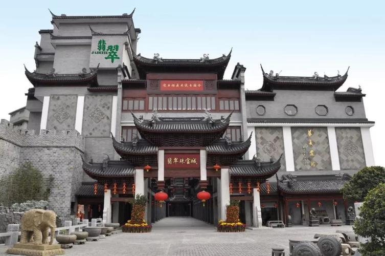 登台          新秀站a出口   深圳古玩城是目前中国规模最大的古玩城