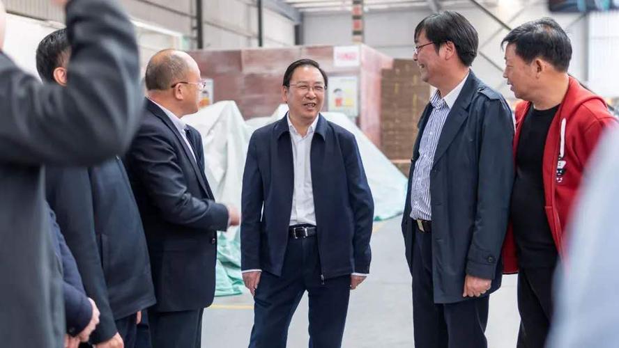 长沙市副市长谭勇等一行人莅临路路通塑业视察指导