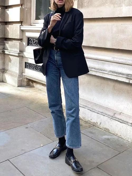 搭配西装,把整个造型变得出挑,比起运动鞋,一双乐福小黑皮鞋更能把