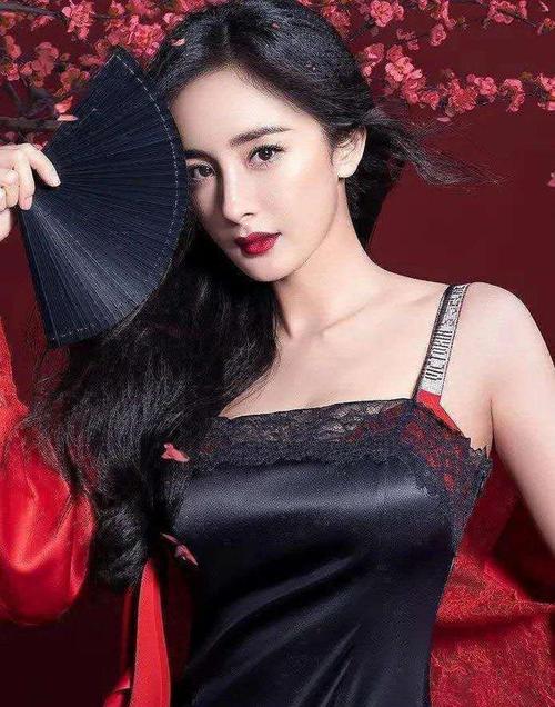杨幂穿睡衣身材丰腴眼神妩媚34岁成熟气息弥漫傲人上围不输超模