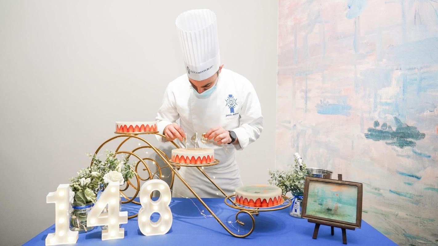 学校蓝带国际学院厨师特别准备的以《日出·印象》为主题的生日蛋糕
