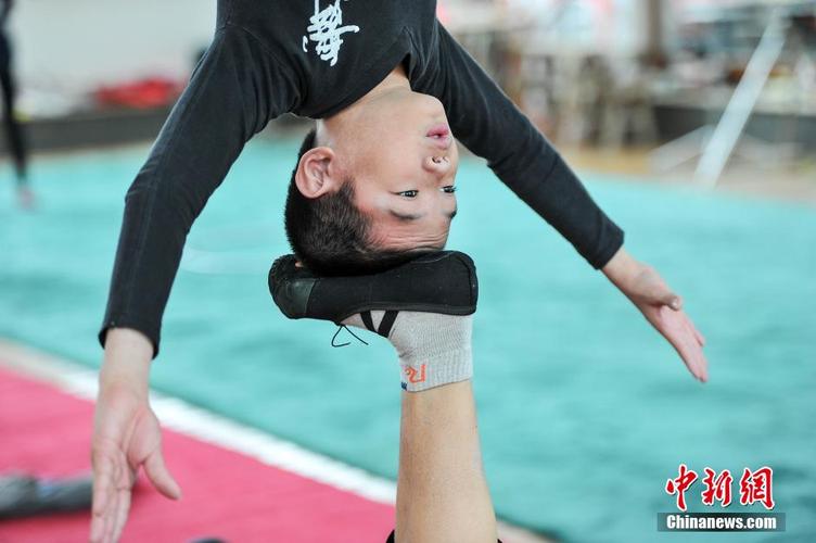 【图刊】走进杂技娃娃的练功房