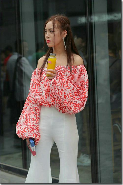美女街拍: 穿紧身喇叭裤的小姐姐