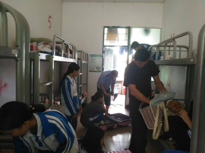 儋州市第七中学对学生宿舍进行安全大排查(三)