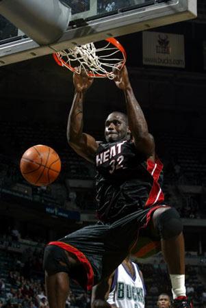 图文热火战胜雄鹿奥尼尔双手灌篮