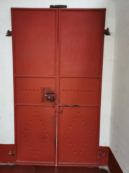 铁门背面及固定方式.