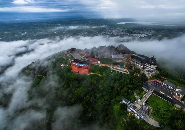 现在道教依然还是非常盛行,那些道教名山更是成为了最热门的旅游景区.