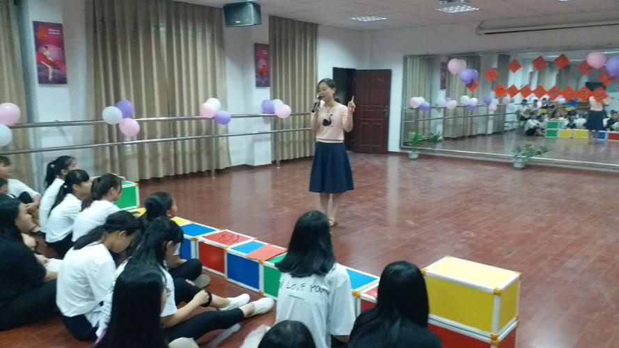 幼师科组美女组长陈美萍老师对本次学生学业汇报表演进行精彩的点评