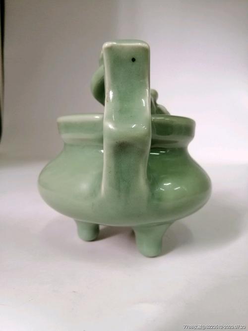 清代龙泉窑熏香炉