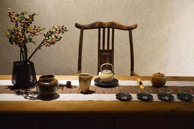 布茶席也同样 一切以舒适随心为主 并不是样样必需 茶席的布置一般