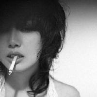 一个男人突然把微信头像改了,是一个男人寂寞孤独抽烟的.
