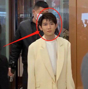 王源参加活动,白色西装生图颜值真实,谁还嘲他健康宝照片?