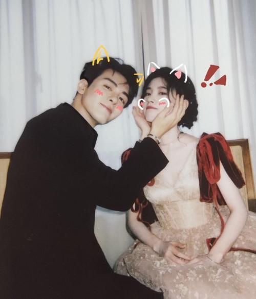 原创鞠婧祎曾舜晞合体营业,被捧脸的小鞠,表情丰富