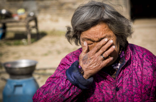原创妈妈有时间就带娃"看望"姥姥,引众人夸赞,老人却流泪:别来了