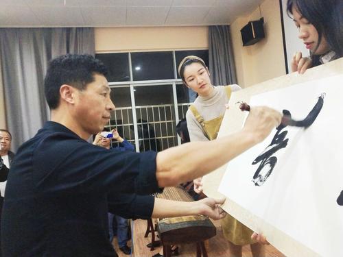 邱建中现场挥毫《琴诗书韵》