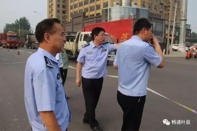 最美的背影,执勤中的叶县交警,汗水湿透警服