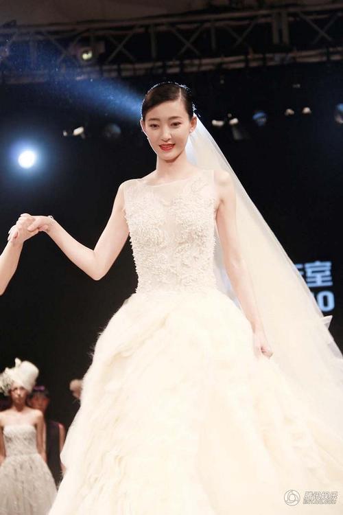 高清王丽坤穿婚纱t台首秀红唇压轴美翻全场