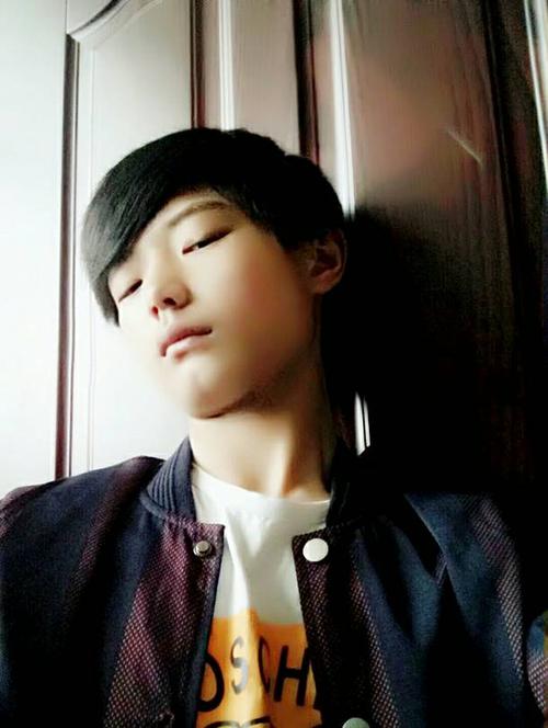 有没有15岁左右的男孩自拍