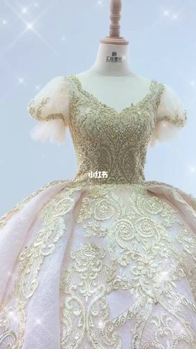 今天为大家分享的这款金色婚纱,相信有很多新娘最近也