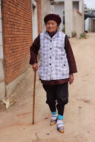 还有裹了脚的老婆婆在慢慢走路