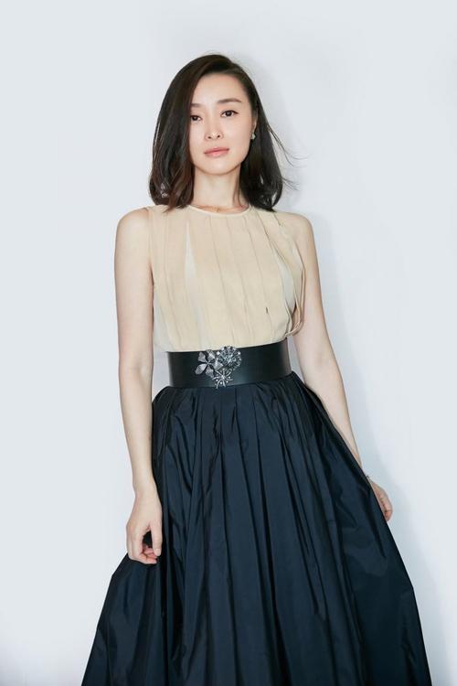 原创吴越穿得低调朴素,扎低马尾和小12岁戚薇同框,乍眼看像是母女