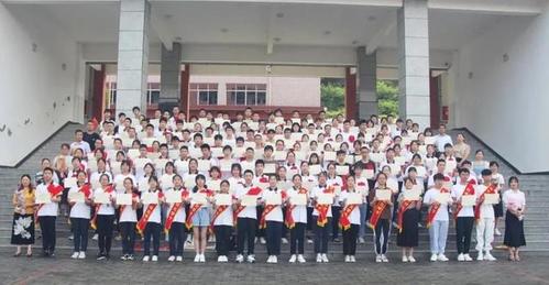 2021届中考白中优秀学子代表   7月7日上午,阆中市白塔中学2021